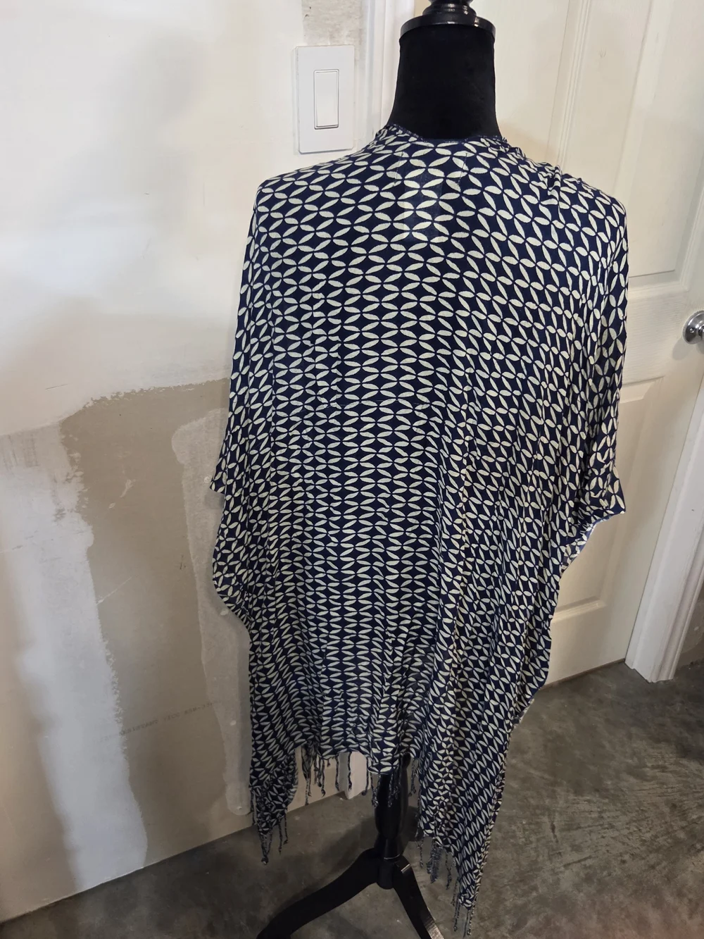Jules Smith Navy White Geometric Fringe Kimono Open Shawl Poncho Swim Cover - Picture 4 of 11